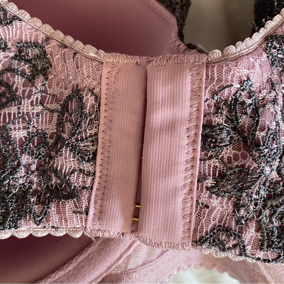 Ashley Graham bra 👙 - Picture 7 of 12